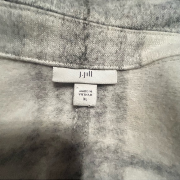 J. Jill Gray and White Plaid Shirt Jacket - Picture 5 of 6